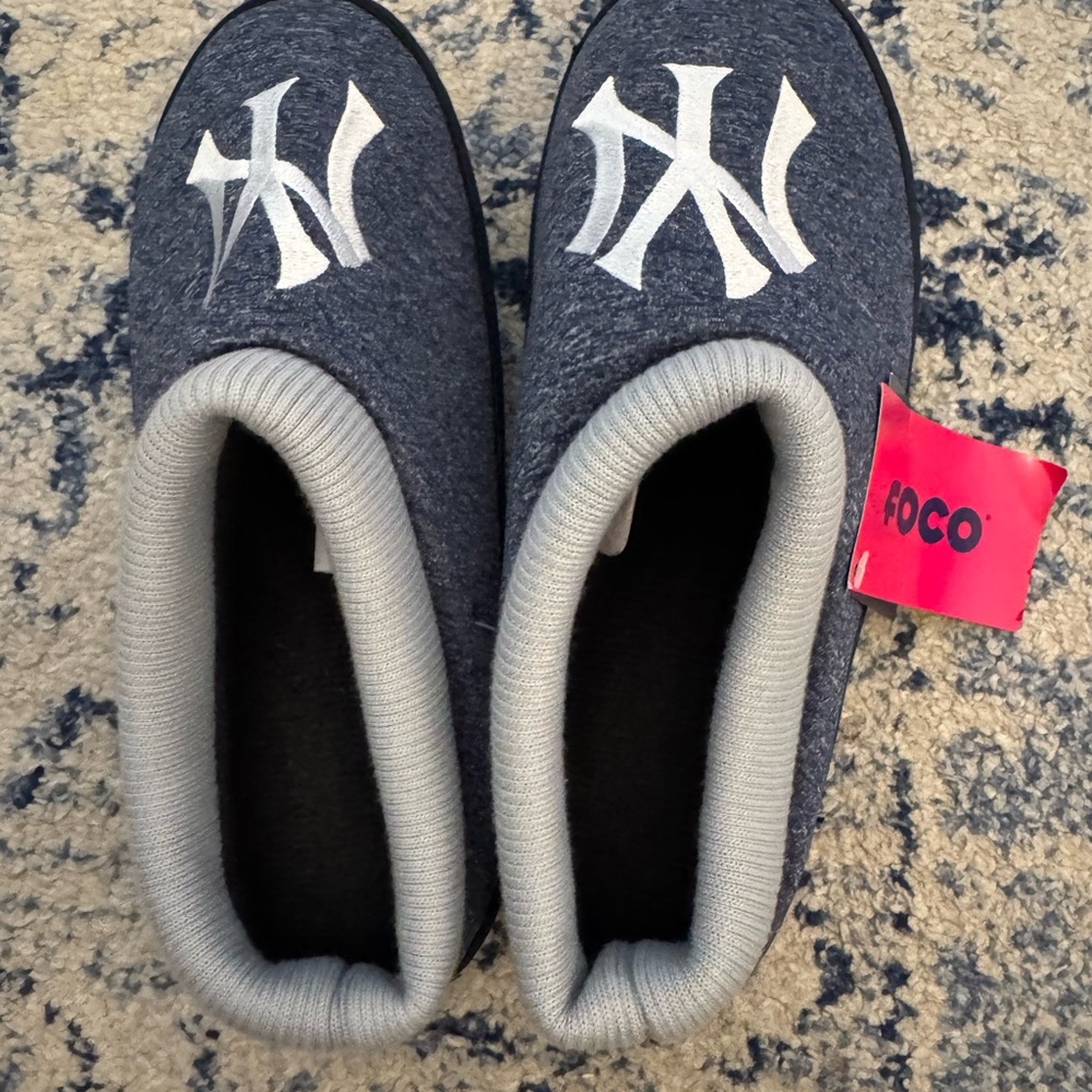 New York Yankees Slippers - Picture 2 of 6